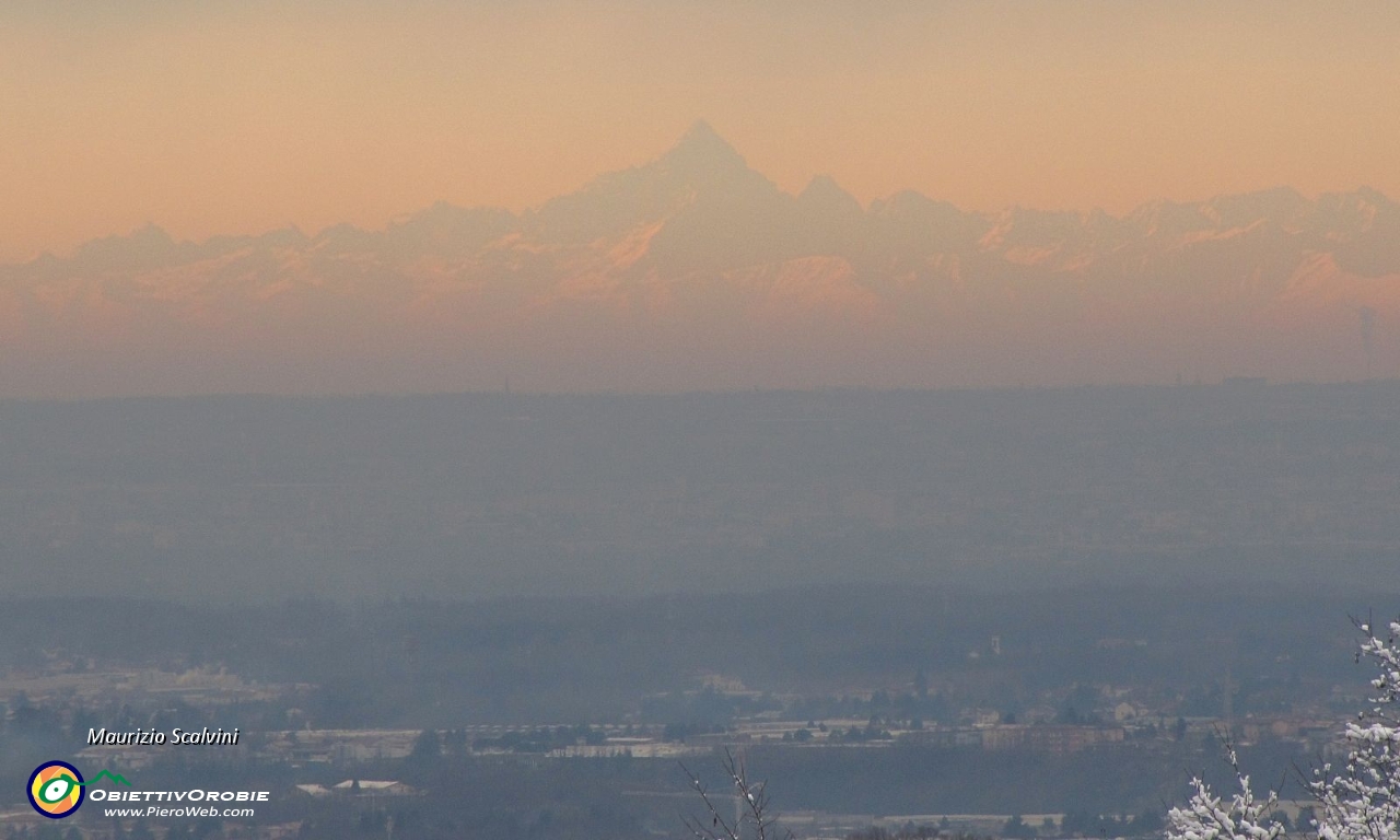 19 Dalle pianure s'alza il Monviso....JPG